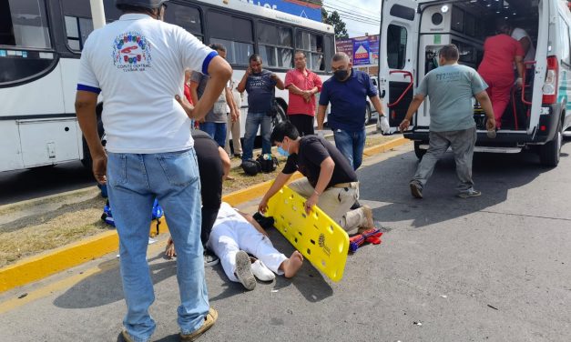 Motocicleta impacta bicicleta y deja a dos personas lesionadas