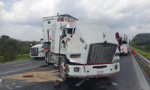 ¡Volcó en la AUTOPISTA TUXPAN-TAMPICO!