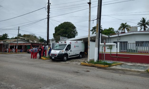 Incendio en cableado de luz deja sin energía a clínica de PEMEX