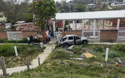 Milagroso escape de familia tras volcar su vehículo en la autopista México-Tuxpan