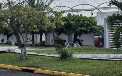 Joven con capacidades diferentes sufre accidente tras caer de camioneta