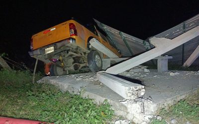 José Ángel a exceso de velocidad destruye parador urbano