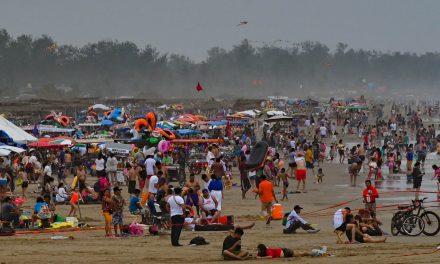 Impresionantes lucieron las playas de Tuxpan este jueves, con el arribo de miles de turistas