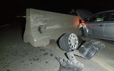 Coche estrellado en el Libramiento Portuario de Tuxpan