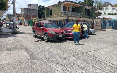 Sin heridos en choque automovilístico en la colonia Escudero de Tuxpan