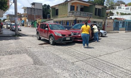 Sin heridos en choque automovilístico en la colonia Escudero de Tuxpan