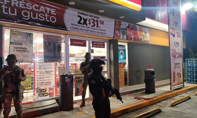 Tragedia en el estacionamiento de un OXXO: joven aprendiz de conductor arrolla a tres personas