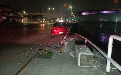 Imprudencia al volante provoca choque y daños en el malecón de Tuxpan.