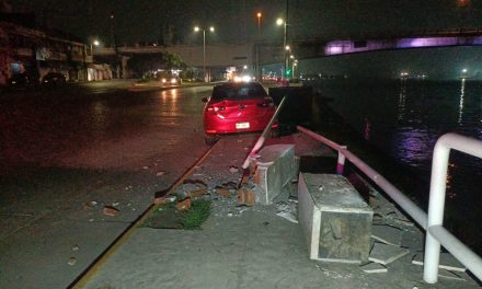 Imprudencia al volante provoca choque y daños en el malecón de Tuxpan.