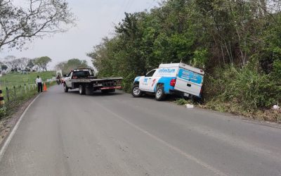Conductor de TELMEX sale del camino en la Tuxpan-Tamiahua