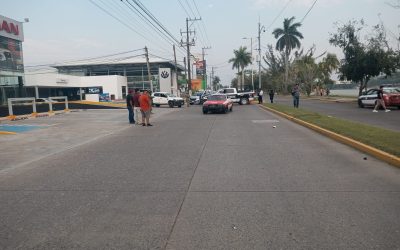 Colisión de camioneta y taxi en Tuxpan deja daños materiales.