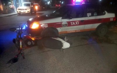 Taxi choca contra motoneta en la Anáhuac