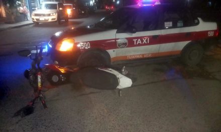 Taxi choca contra motoneta en la Anáhuac