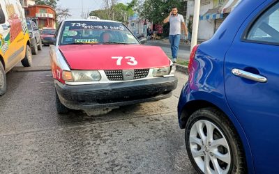 Taxista distraído impacta automóvil particular