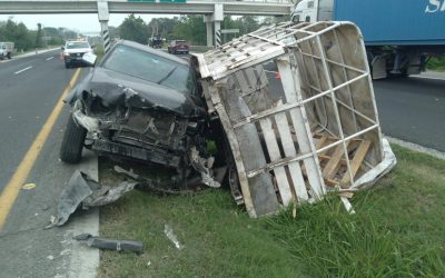 Tres vehículos despedazados en la autopista México-Tuxpan por tráiler que se da a la fuga