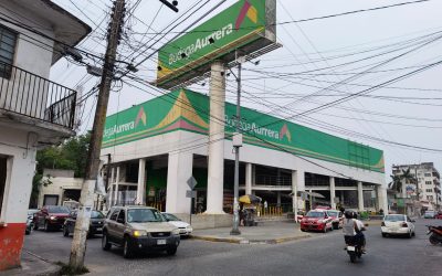 Joven roba motocicleta en plena luz del día frente a tienda Aurrera
