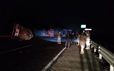 Pipa de gasolina vuelca y obstruye la autopista México-Tuxpan