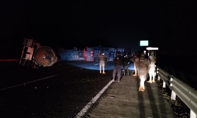 Pipa de gasolina vuelca y obstruye la autopista México-Tuxpan