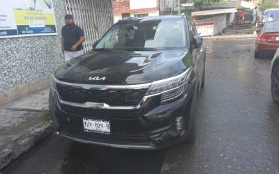 Motociclista resulta lesionado tras ser derribado por camioneta