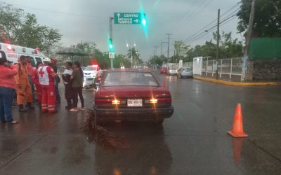 Chocan en el Maples Arce por lluvia y falta de precaución