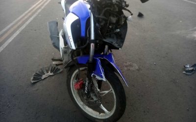 Choque entre automóvil y motocicleta deja daños materiales