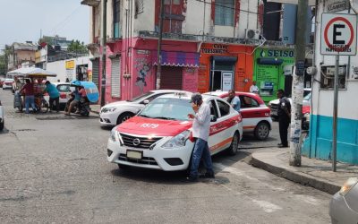 Dos taxistas chocan por falta de precaución