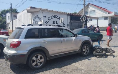Camioneta impacta contra motocicleta y deja a adolescente herido
