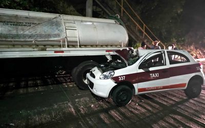 Vecinos exigen medidas de seguridad tras accidente de taxista contra pipa en Libramiento