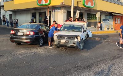 Colisión en la Colonia Centro: Vehículos dañados y sin heridos