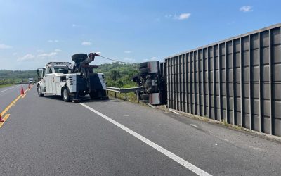 Tractocamión vuelca en la carretera Tuxpan-Tampico sin víctimas
