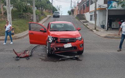 Accidente en Tuxpan: Mujer imprudente genera colisión con cuantiosos daños materiales