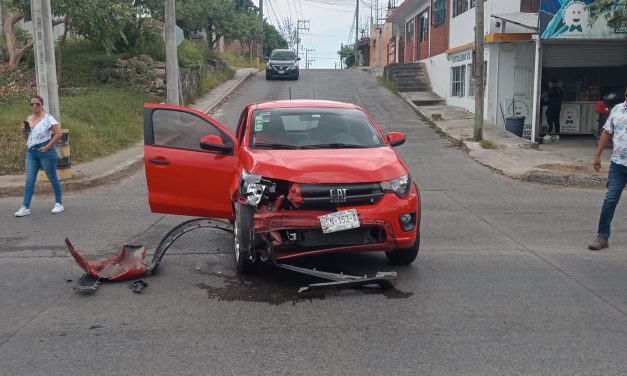 Accidente en Tuxpan: Mujer imprudente genera colisión con cuantiosos daños materiales