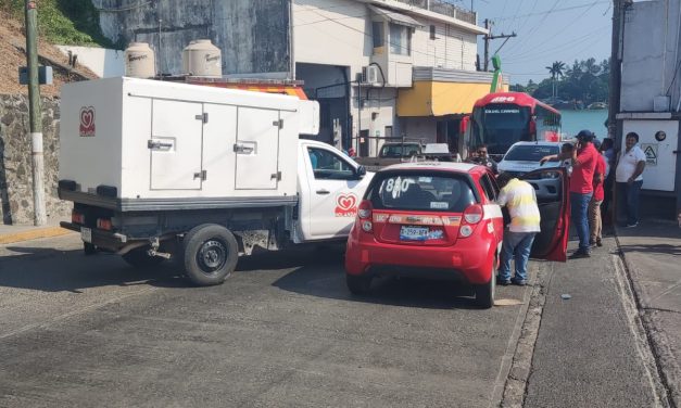 Choca de reversa en la Vicente Guerrero