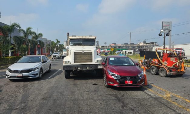 Doble accidente en la entrada a Tuxpan: Sin heridos pero cuantiosos daños materiales