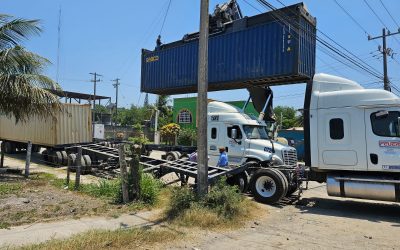 Laboriosas maniobras para evitar el vuelco de un contenedor en las calles de La Victoria