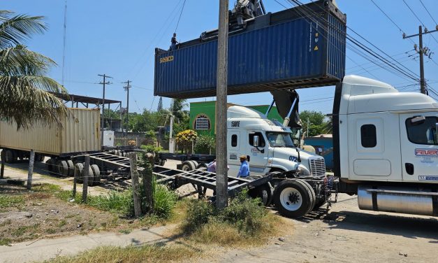 Laboriosas maniobras para evitar el vuelco de un contenedor en las calles de La Victoria