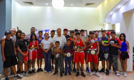 Alcalde José Manuel Pozos Castro felicitó a las niñas y niños boxeadores que pusieron muy en alto el nombre de Tuxpan
