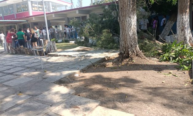 Emergencia en la ESGEZ: Maestros heridos por desprendimiento de rama