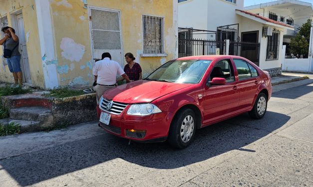 Anciano choca en su Jetta