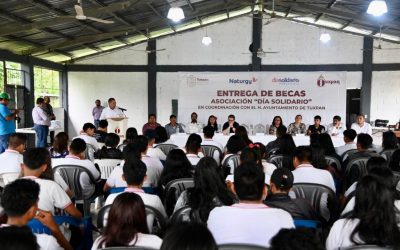 Grupo Naturgy y el Ayuntamiento de Tuxpan entregan becas a estudiantes del TEBA de Aire Libre Km. 15 y a jóvenes universitarios