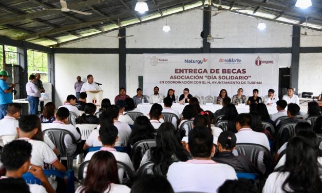 Grupo Naturgy y el Ayuntamiento de Tuxpan entregan becas a estudiantes del TEBA de Aire Libre Km. 15 y a jóvenes universitarios
