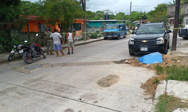 Una mujer cae sin vida en el asfalto: Un adiós inesperado en medio de la calle