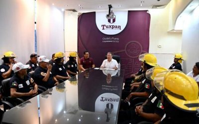 Entregan uniformes y equipo de protección personal a Bomberos y personal de Protección Civil Tuxpan
