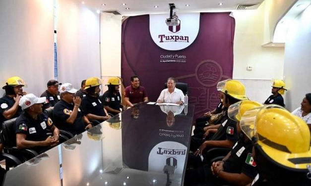 Entregan uniformes y equipo de protección personal a Bomberos y personal de Protección Civil Tuxpan