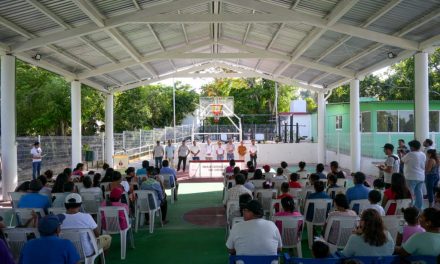 Alcalde José Manuel Pozos Castro entregó en Macuiltépetl, una cancha y espacios multideportivos, que para la comunidad eran un sueño