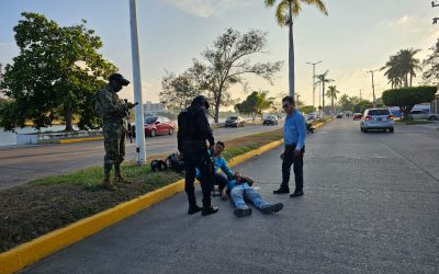 ¡Joven obrero cae de una motocicleta tras quedarse dormido!
