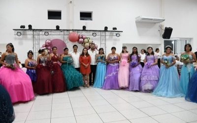 DIF y ayuntamiento de Tuxpan hacen realidad el sueño de 16 quinceañeras