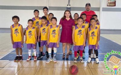 El equipo de básquetbol de la Lerdo de Tejada recibe uniformes para su participación en el estatal Veracruz 2023