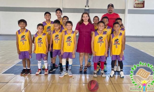 El equipo de básquetbol de la Lerdo de Tejada recibe uniformes para su participación en el estatal Veracruz 2023