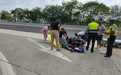Motociclista es derribado por un automóvil en la autopista México-Tuxpan y resulta herido